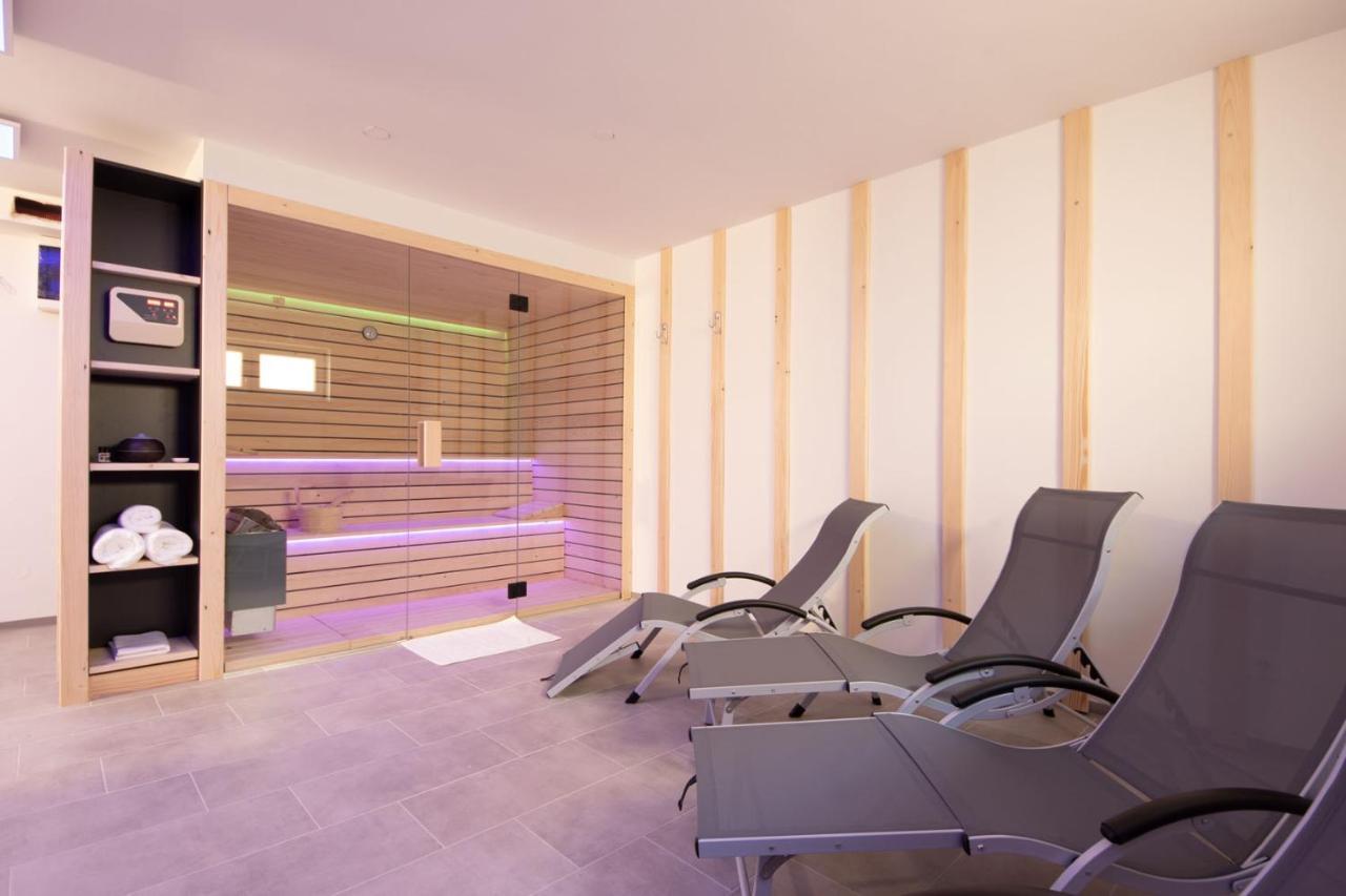 Chic Apartments With Balcony And Spa In มอยสตรานา ภายนอก รูปภาพ