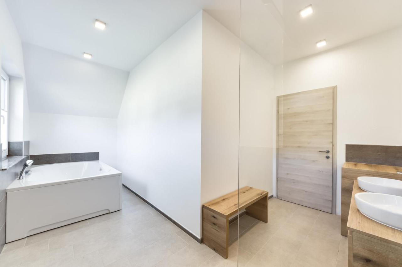 Chic Apartments With Balcony And Spa In มอยสตรานา ภายนอก รูปภาพ