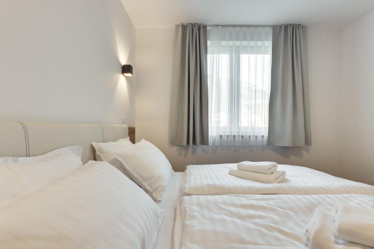 Chic Apartments With Balcony And Spa In มอยสตรานา ภายนอก รูปภาพ