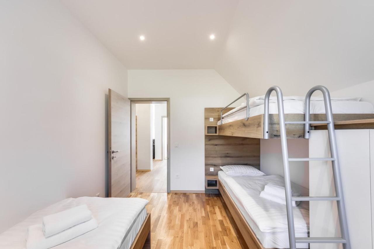 Chic Apartments With Balcony And Spa In มอยสตรานา ภายนอก รูปภาพ