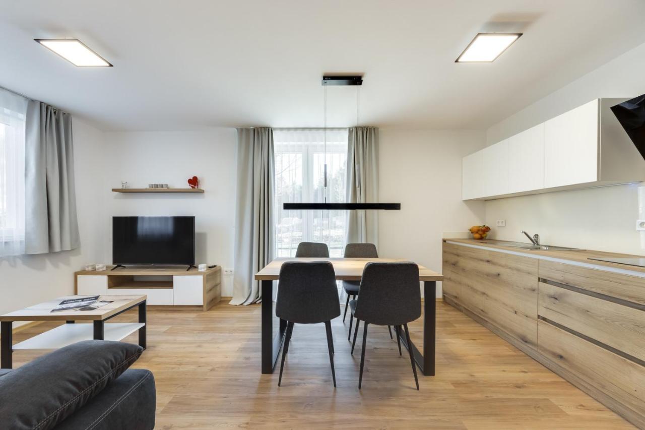 Chic Apartments With Balcony And Spa In มอยสตรานา ภายนอก รูปภาพ