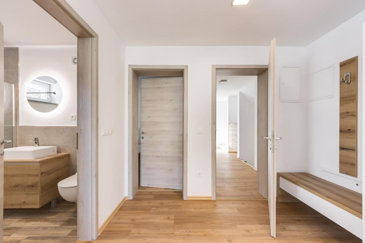 Chic Apartments With Balcony And Spa In มอยสตรานา ภายนอก รูปภาพ