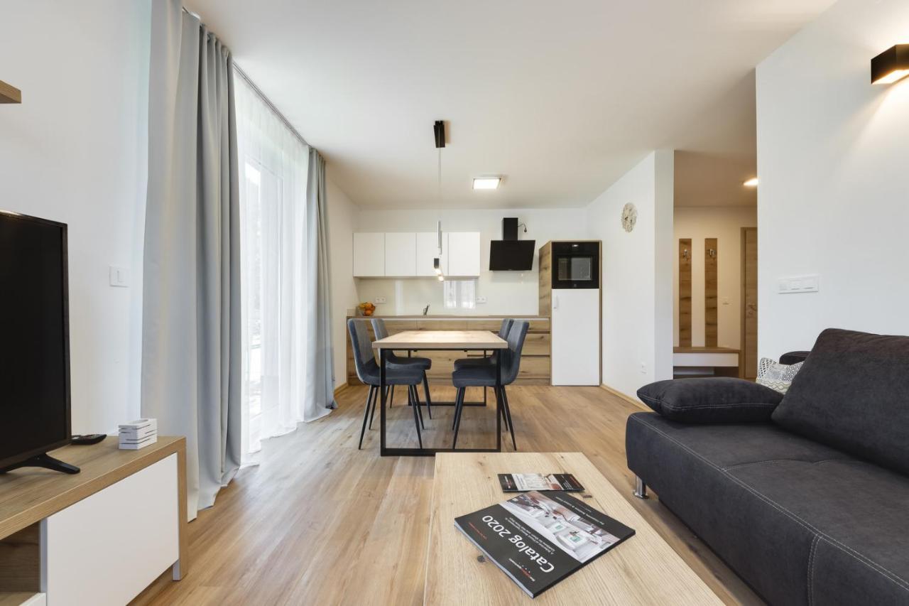 Chic Apartments With Balcony And Spa In มอยสตรานา ภายนอก รูปภาพ