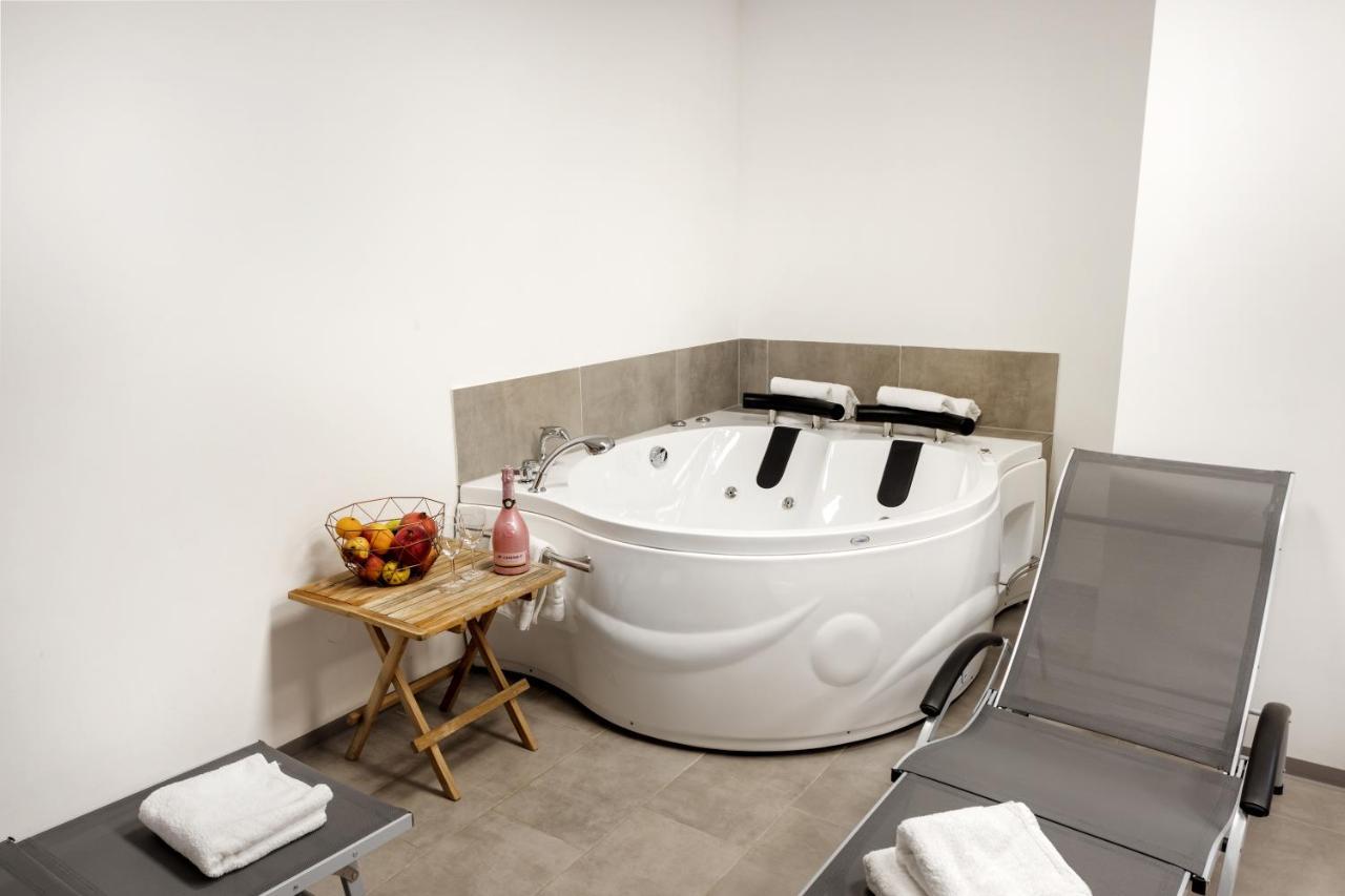 Chic Apartments With Balcony And Spa In มอยสตรานา ภายนอก รูปภาพ