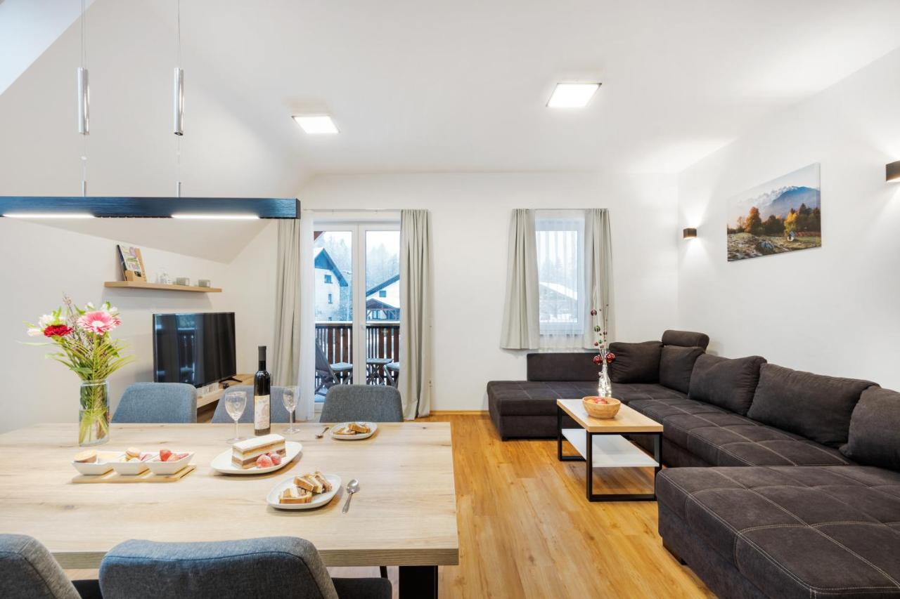 Chic Apartments With Balcony And Spa In มอยสตรานา ภายนอก รูปภาพ