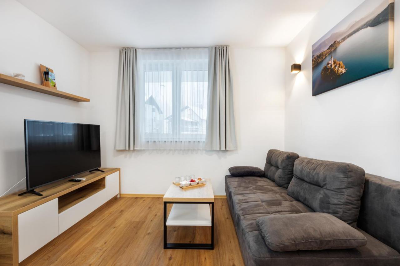 Chic Apartments With Balcony And Spa In มอยสตรานา ภายนอก รูปภาพ