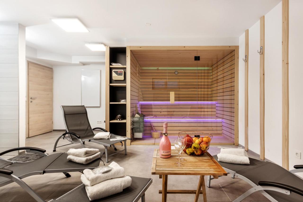 Chic Apartments With Balcony And Spa In มอยสตรานา ภายนอก รูปภาพ